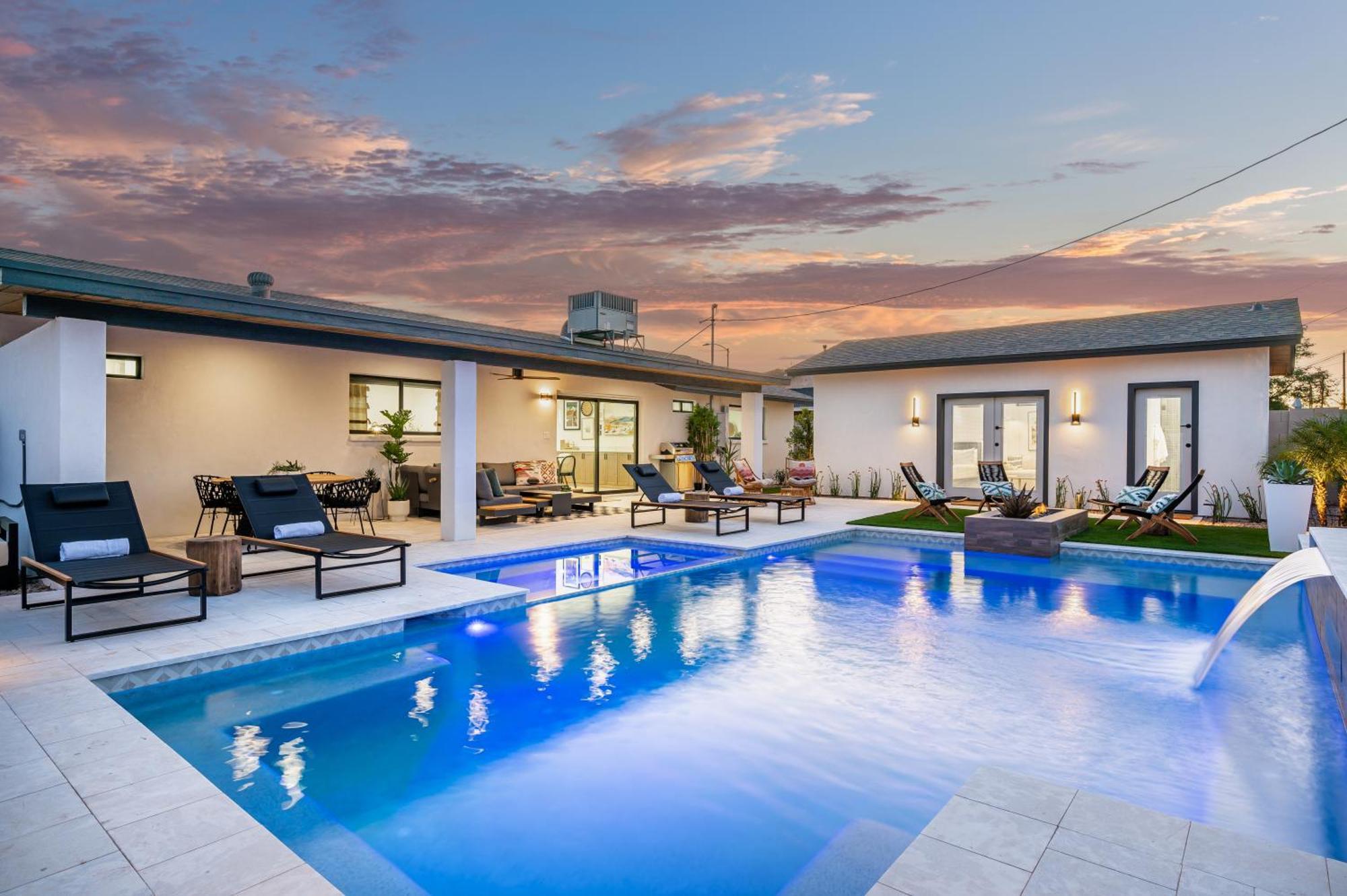 Beautifully Designed W Pool For Families And Groups Holiday home